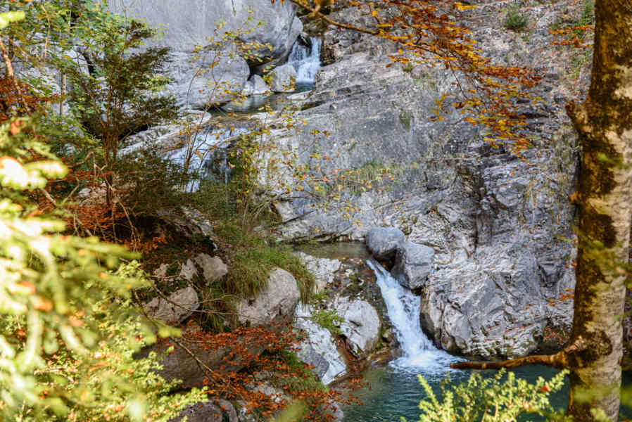 Huesca - parque nacional de Ordesa y Monte Perdido - valle de Añisclo 60 - cañon de Añisclo - rio Aso - salto de agua.jpg